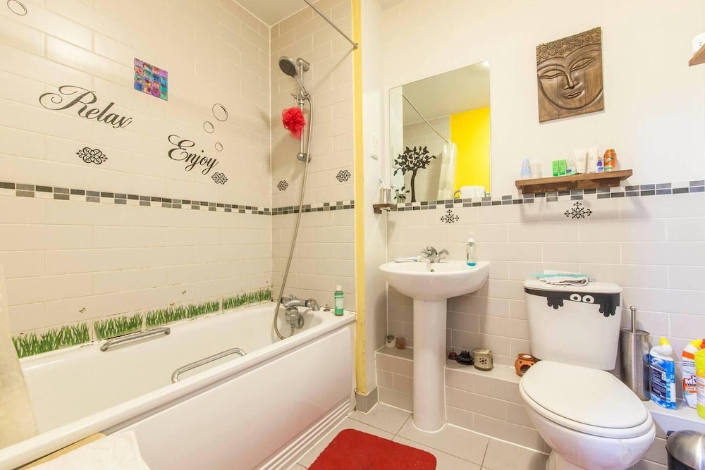 Amazing Riverside Boheme Home in SW London!