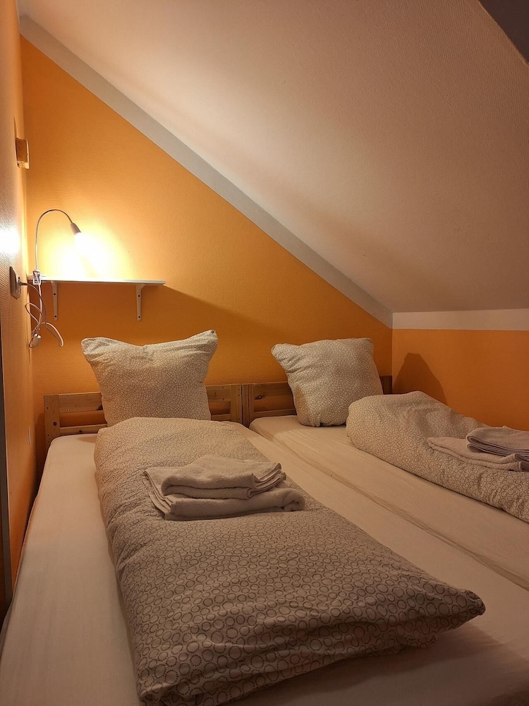 2-Rent Group Hostel Rooms AUB162