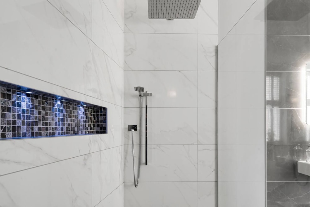 Modern Unique - Central Beach Access