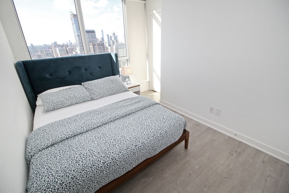 Luxury condos in Entertainment District - Image 2