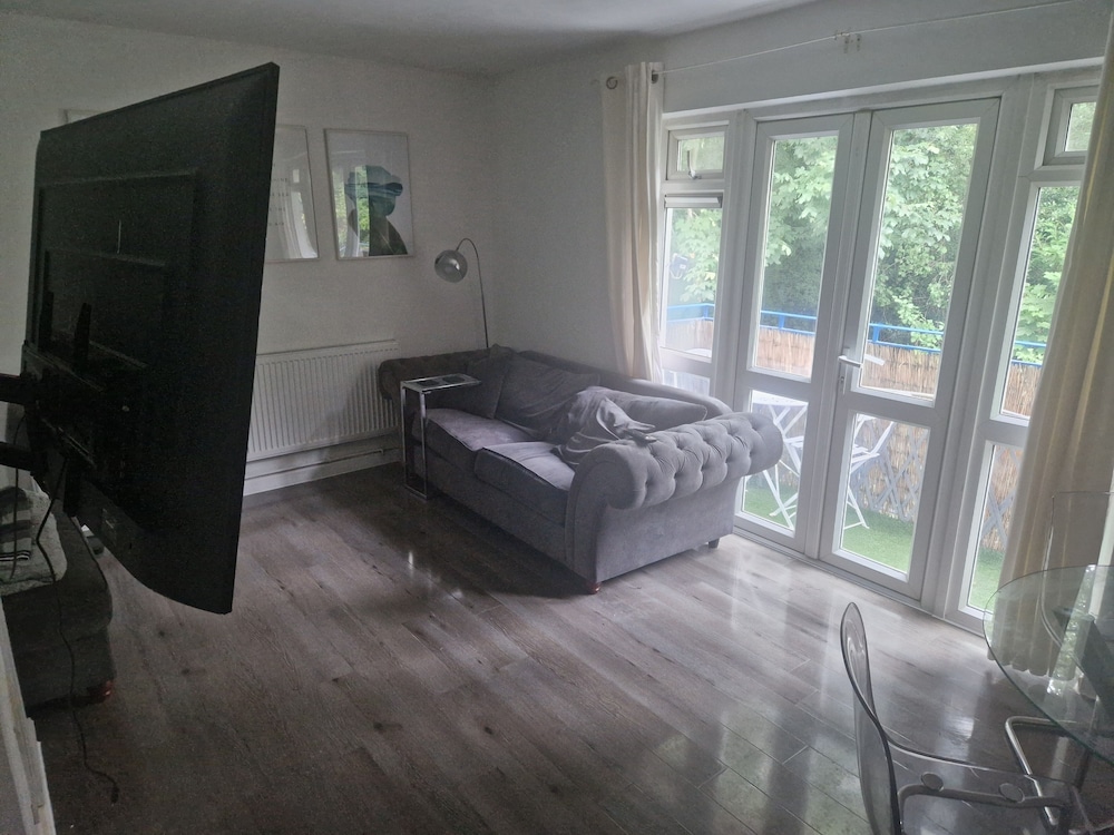 Immaculate 1-bed Apartment in Woodford Green - Image 1
