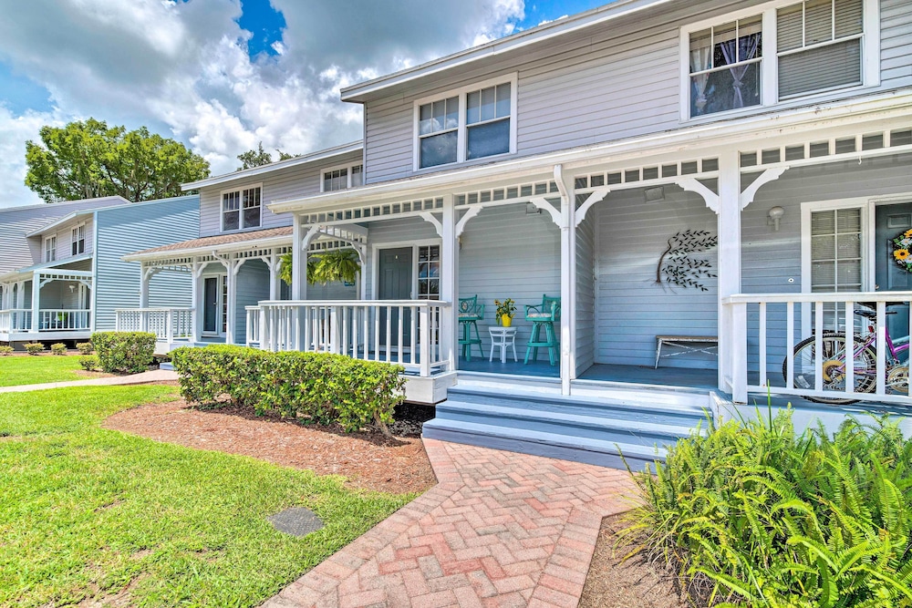 Old Florida Setting w/ Kayaks & Fishing Poles view 4
