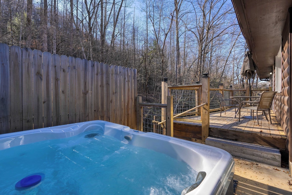 Creekside Haven by Avantstay Hot Tub, Fire Pit, Outdoor Dining Area Nestled Next to Creek