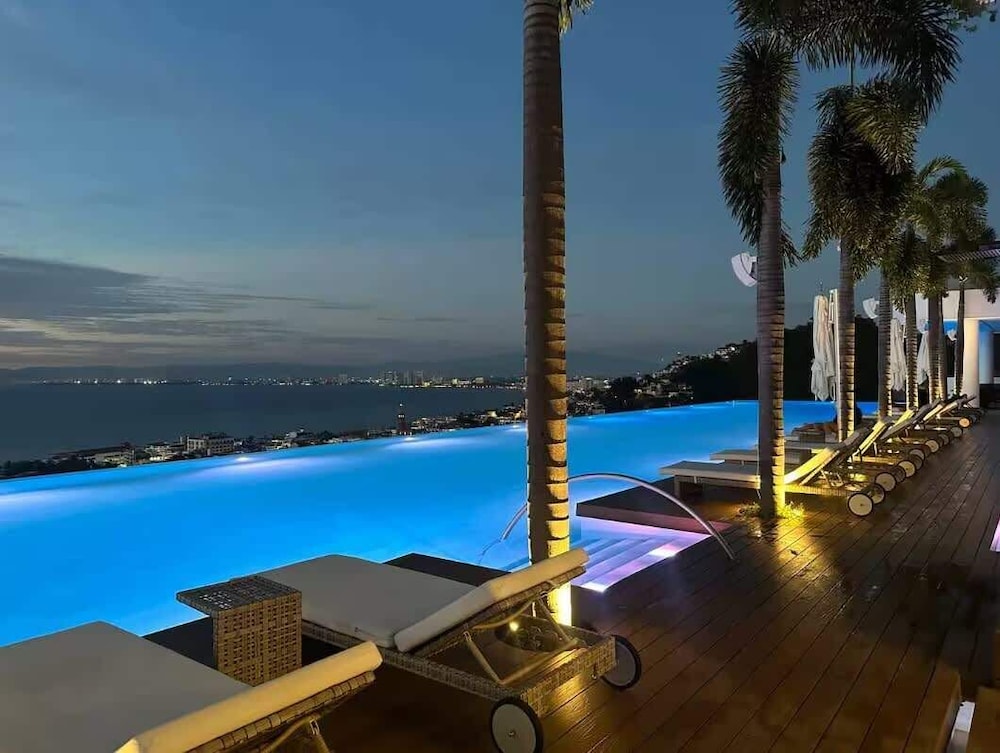 Soho PV Stunning Views Luxury Heated Rooftop Pool