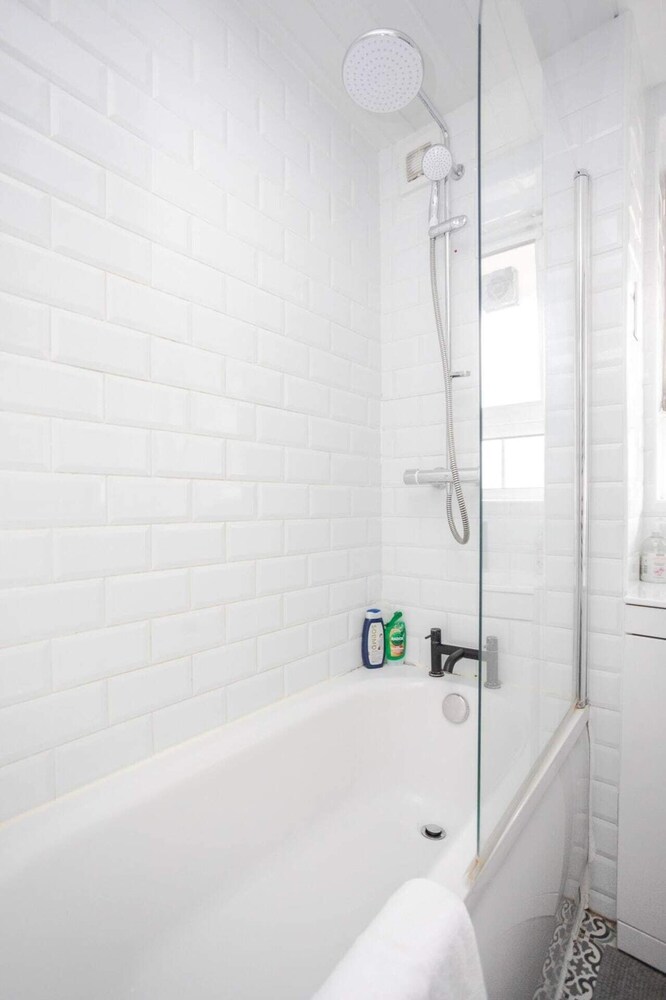 Spacious 4 Bedroom Apartment in Bethnal Green