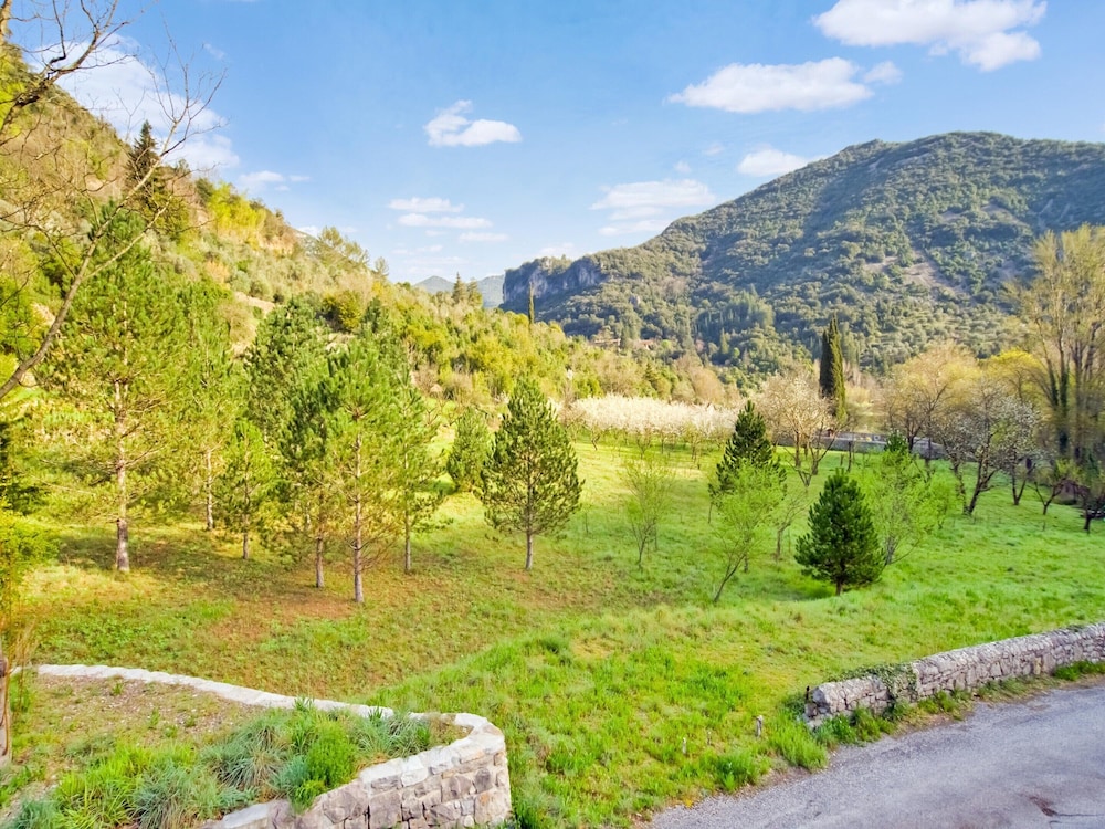 Vintage Retreat by the Vis