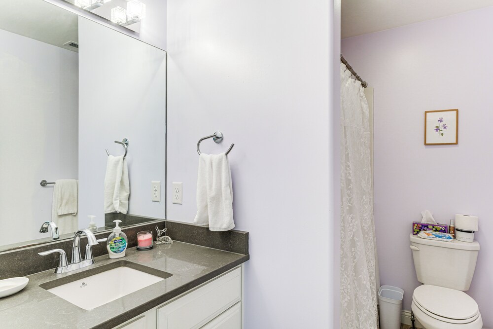 1 Mi to Dtwn Newburgh: Quiet Home w/ Yard!