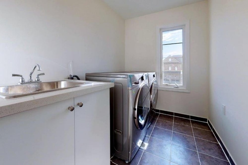 Georgina. New 4 Bedroom House Near Lake Simcoe