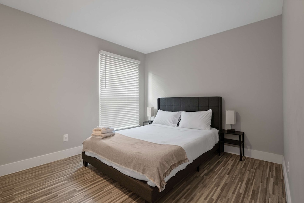 Bright and Airy 2BR 2BA in the Heart of the City