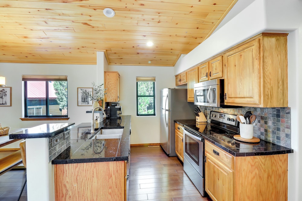 Pet-friendly Show Low Cabin w/ Patio & Gas Grill!