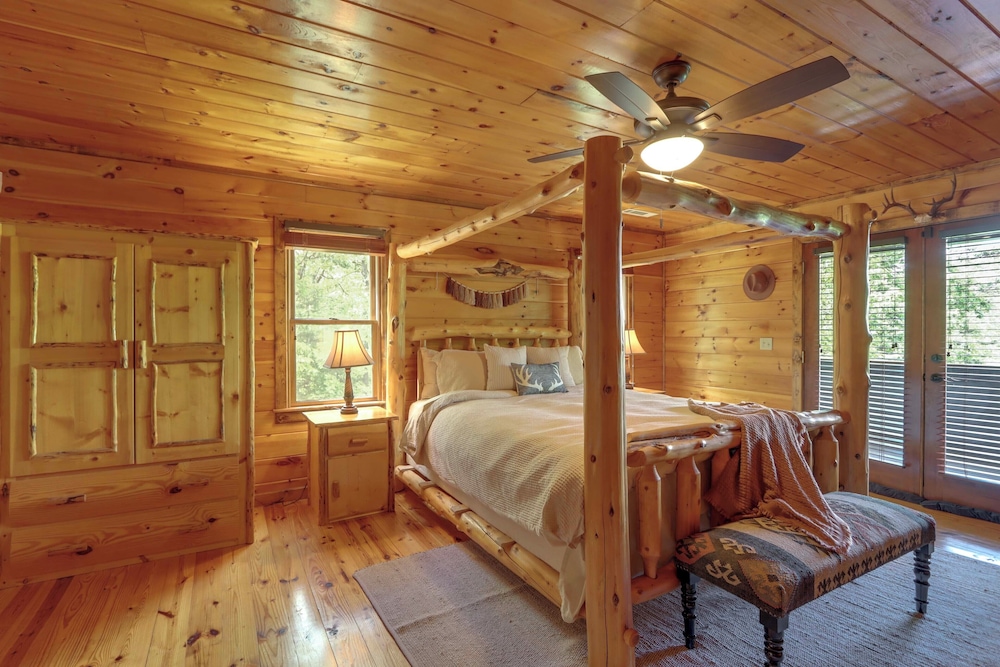 Family Friendly: Hot Tub Haven in Mineral Bluff!