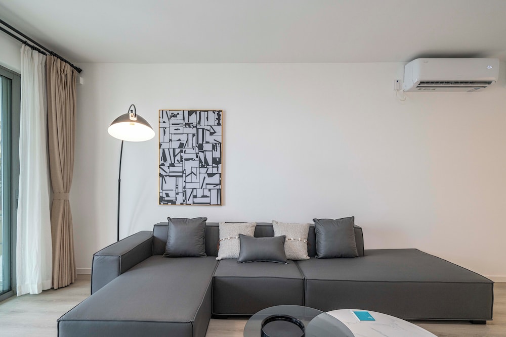 Tyms Spacious 3BR 2BA APT Laishi Di