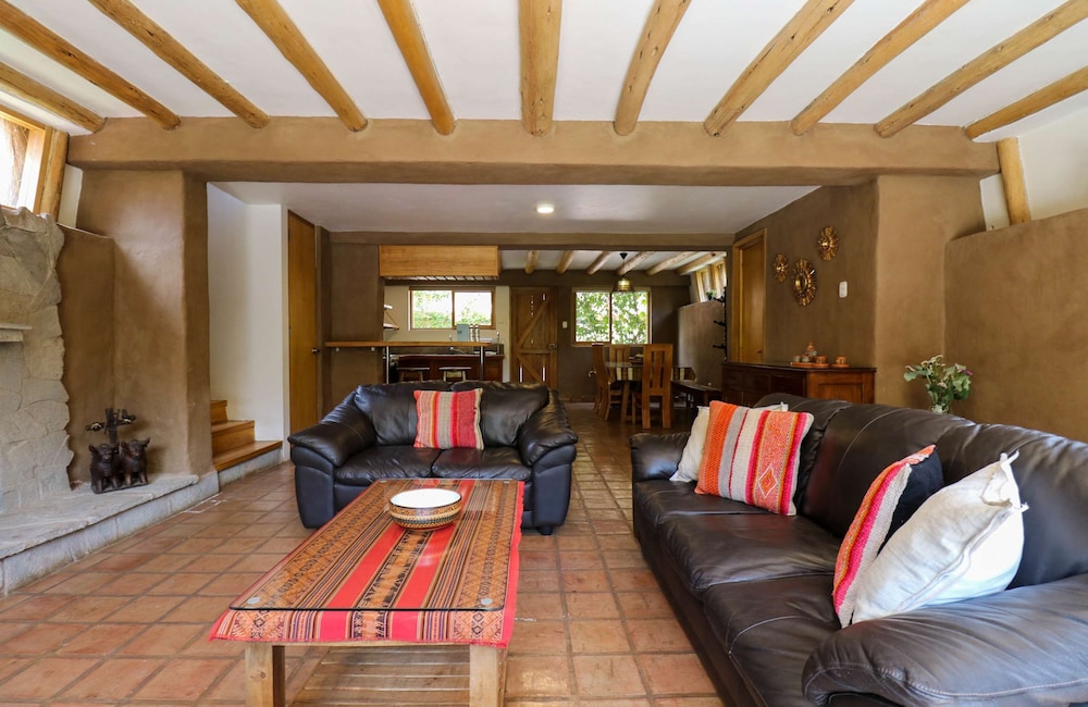 w Prestigious 3BR House in Villa Sagrado
