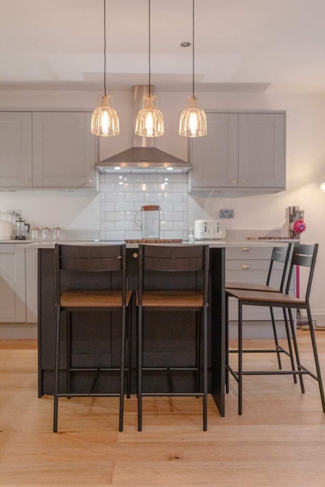 Newly Refurbished 2BD Flat - Wimbledon Village!
