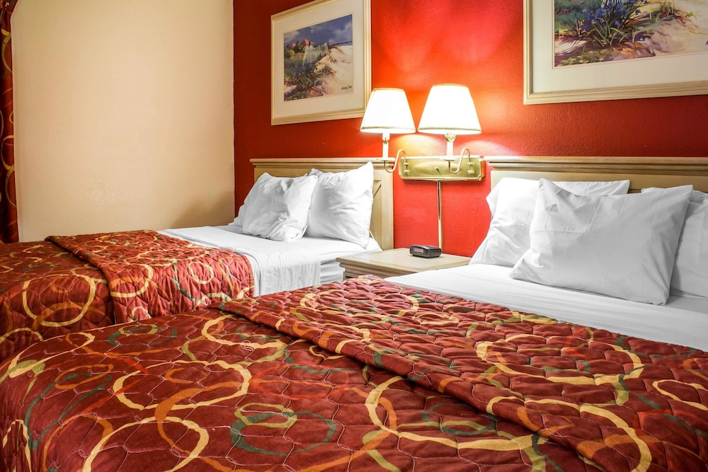 Econo Lodge Inn & Suites Walnut