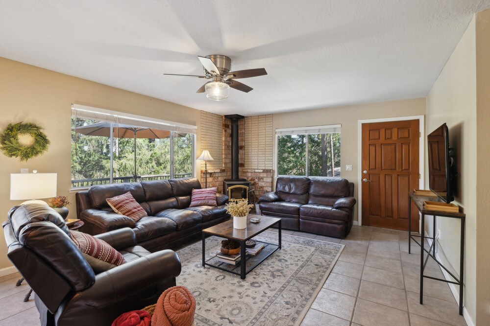 Whispering Pines Retreat 5 Bedroom Home by Yosemite Region Resorts