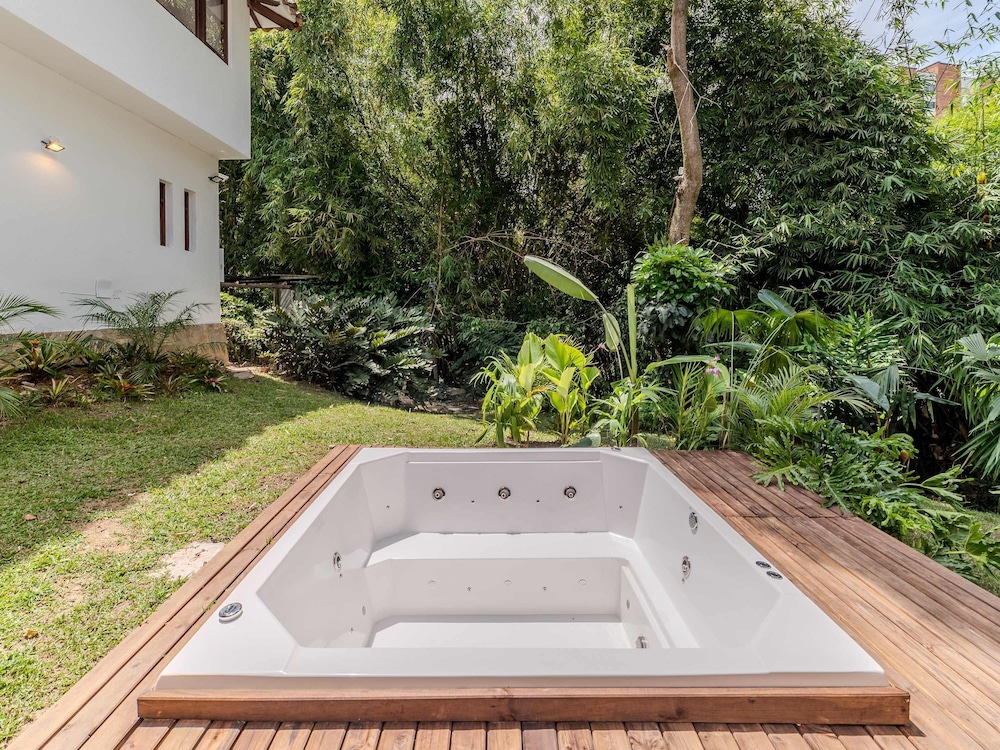 w Incredible 5BR House w Jacuzzi in El Poblado