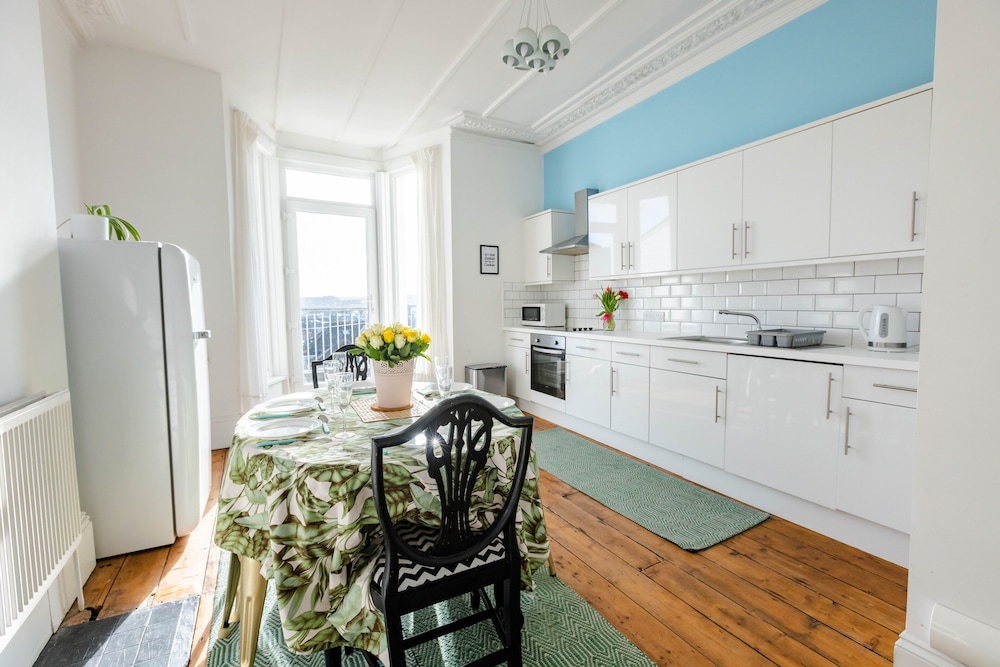 5-bed House With Distant sea Views in Plymouth view 3