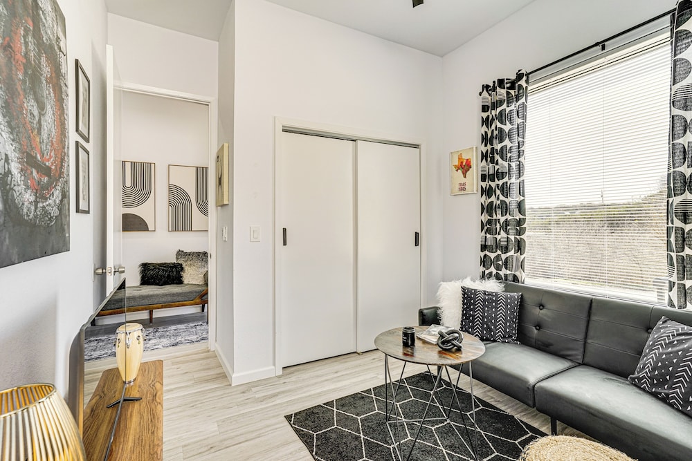 Walk to Lake: Modern Pet-friendly Home in Granbury