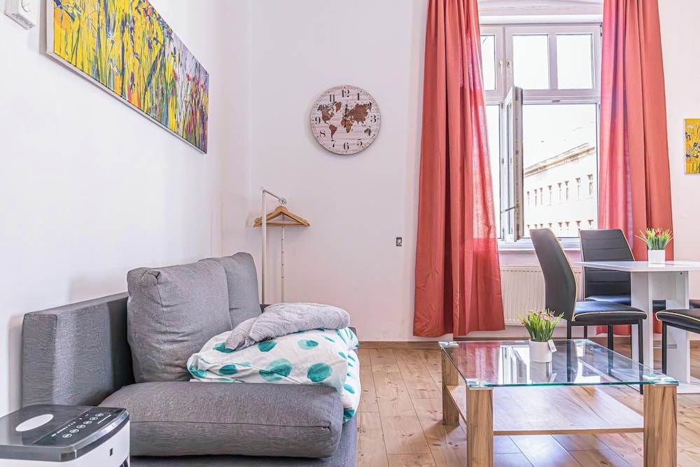 Spacious 5BR Apt Close to Augarten