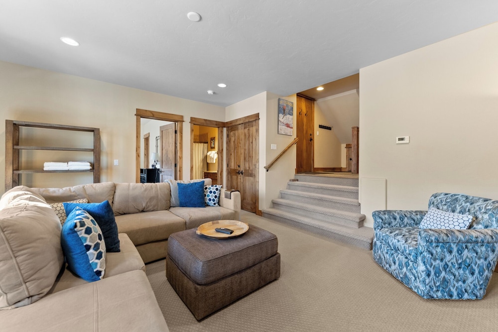 223 Caravelle Drive