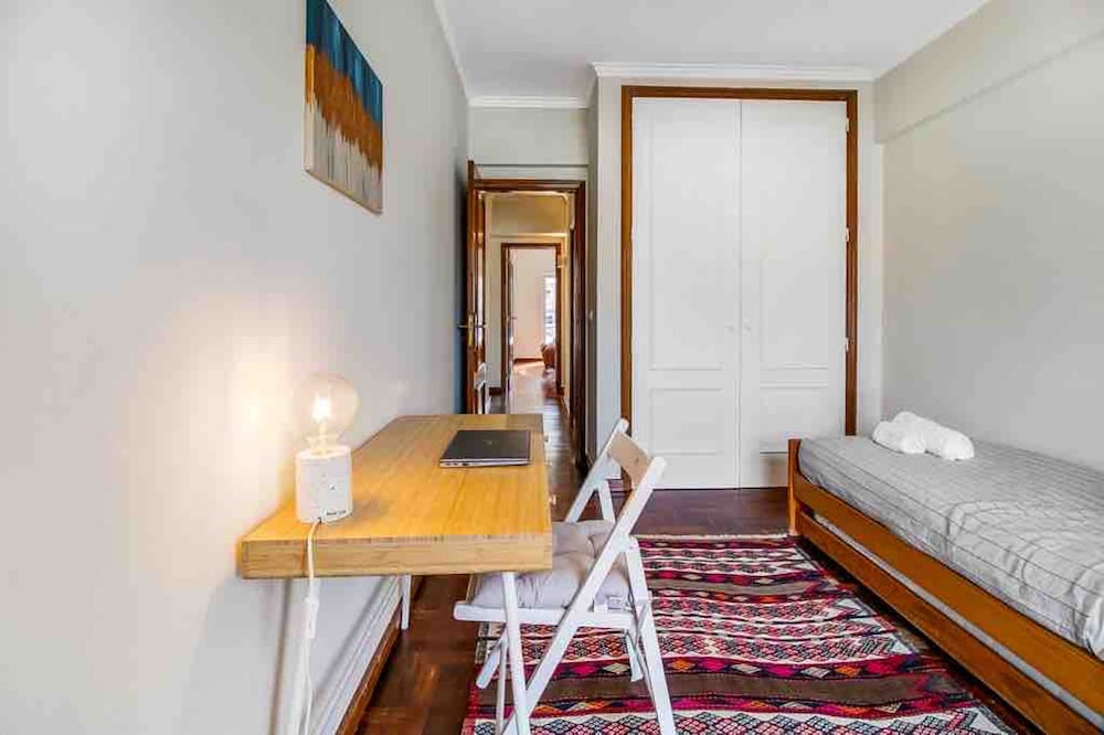 Bright Flat by Carcavelos Beach With Fast Wi-fi
