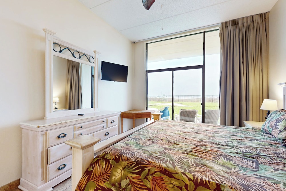 Gulf-view 3BR w/ Patio, Pools, Hot Tubs & Sauna