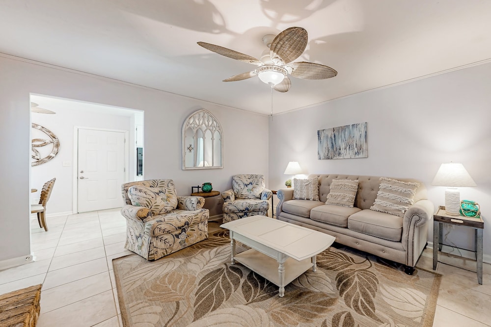3BR Next to Park w/ Large Yard, AC & W & D