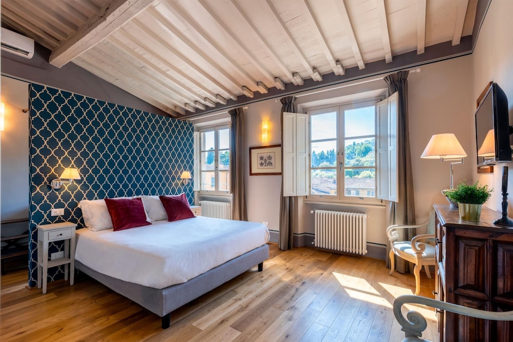Impressive 4 Bedroom Apartment in Front of Pitti Palace Piazza Pitti I