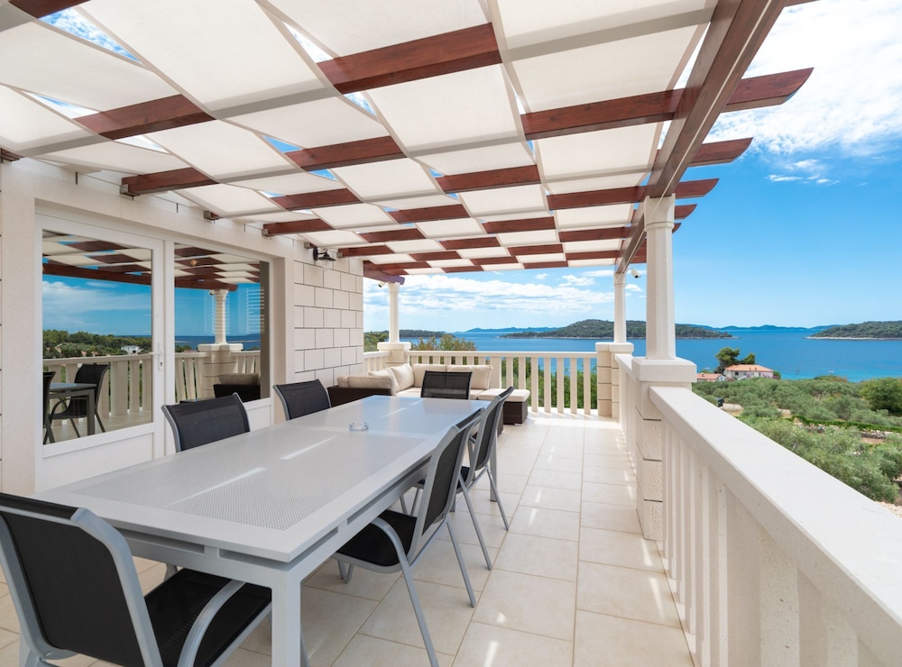 Modern Villa Near the Sea