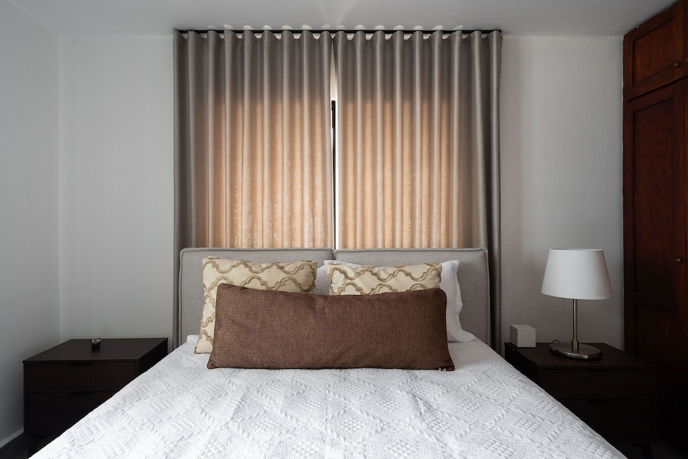 Plaza Colonial Residence By YellowKey