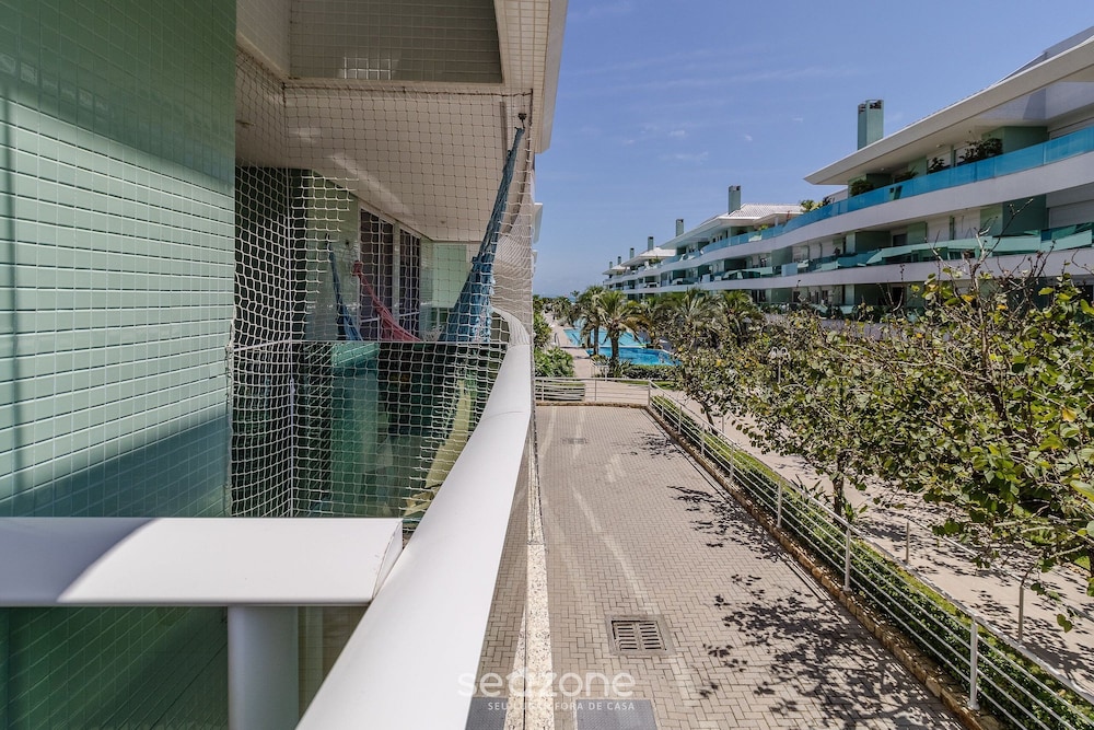 Apart in Cond. w/ Access to Beach and Pool Ave0232