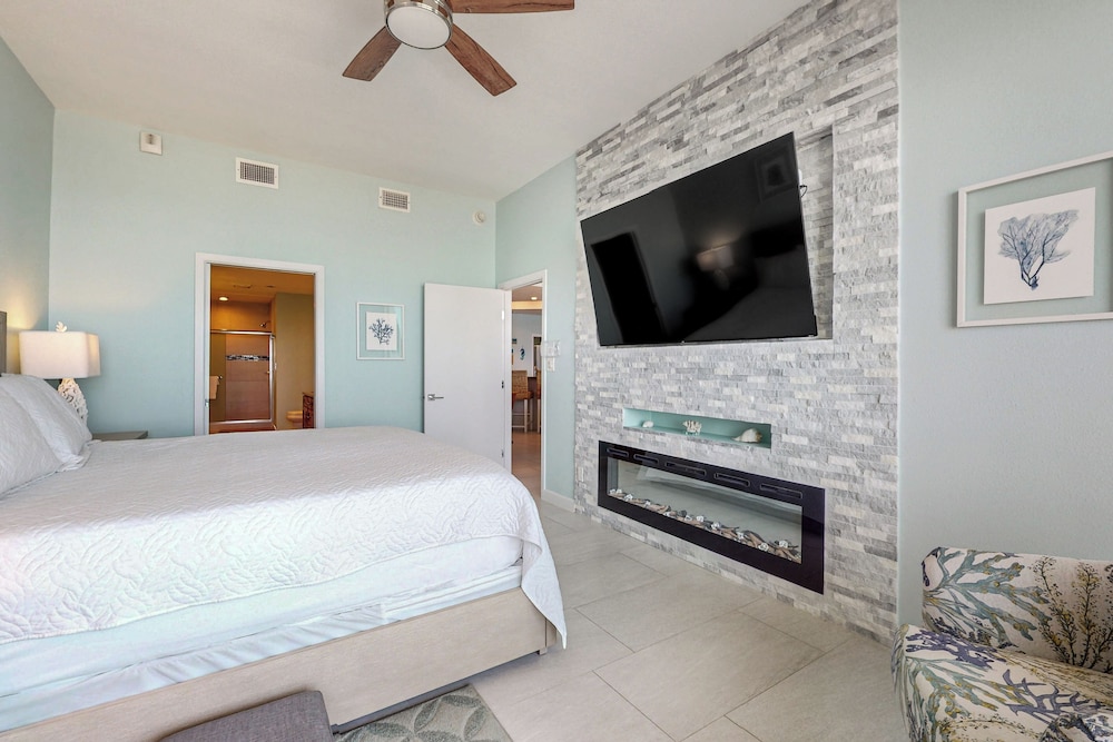 Gorgeous 3BR Penthouse w/ Lanai Facing the Gulf