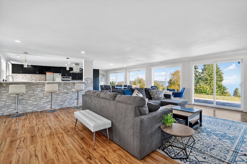 Relaxing Coastal Escape With Ocean Views 5 Bedroom Home