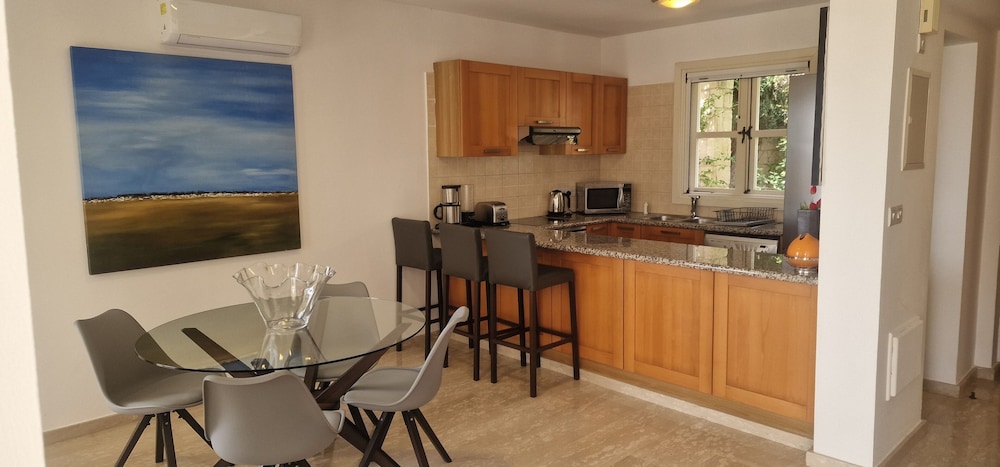 J1 Holiday House Adjacent to Aphrodite Hills