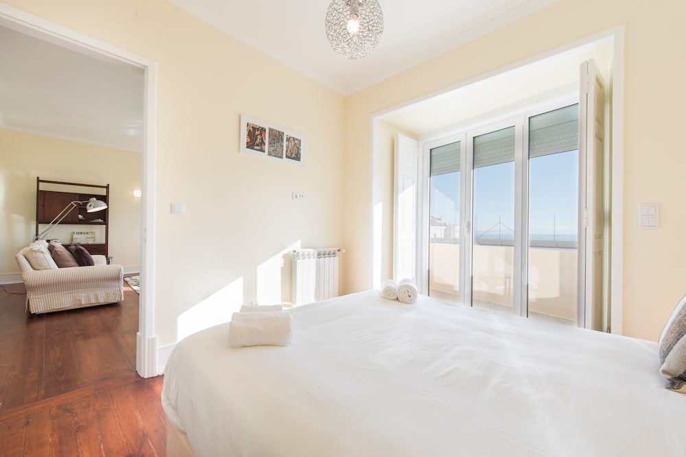 Spacious Graça River View Apartment view 2
