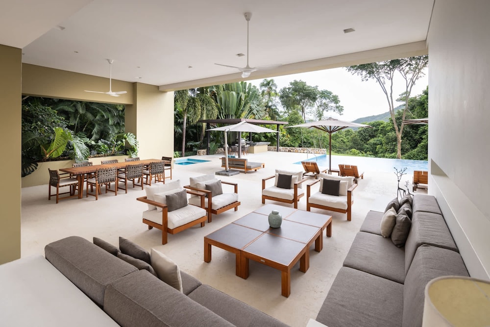 w Amazing 4BR Villa at Mesa de Yeguas