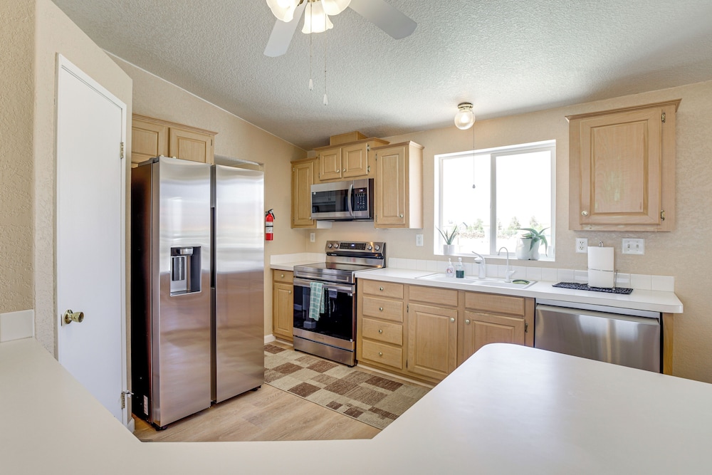 6 Mi to Downtown Pahrump: Scenic Desert Retreat