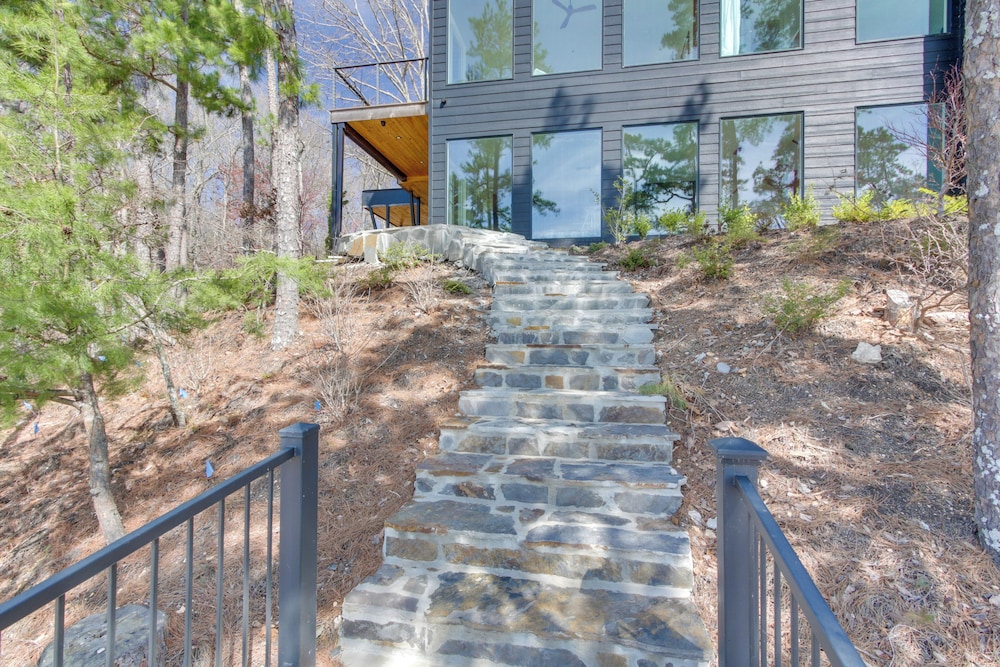 Private Dock & River Views: Modern Gem in Waterloo