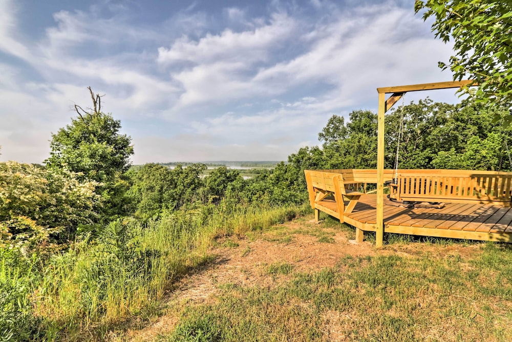 Rustic Lamar Cabin w/ Deck  Private Hot Tub - Property Image 5