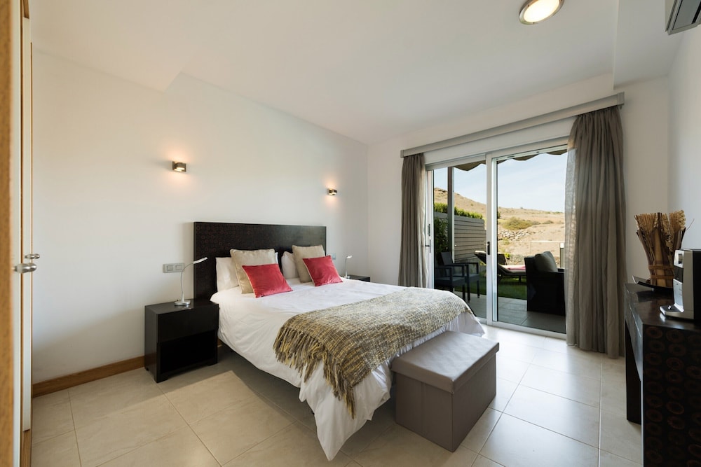 Villa With Heated Pool in Salobre