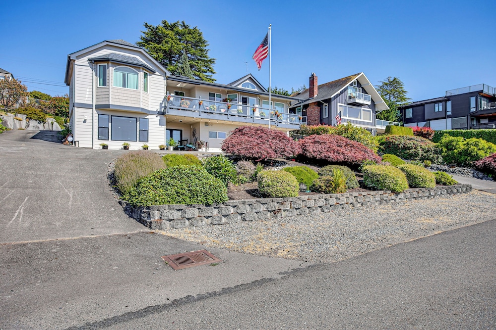 Puget Sound Views: Des Moines Apt w/ Patio