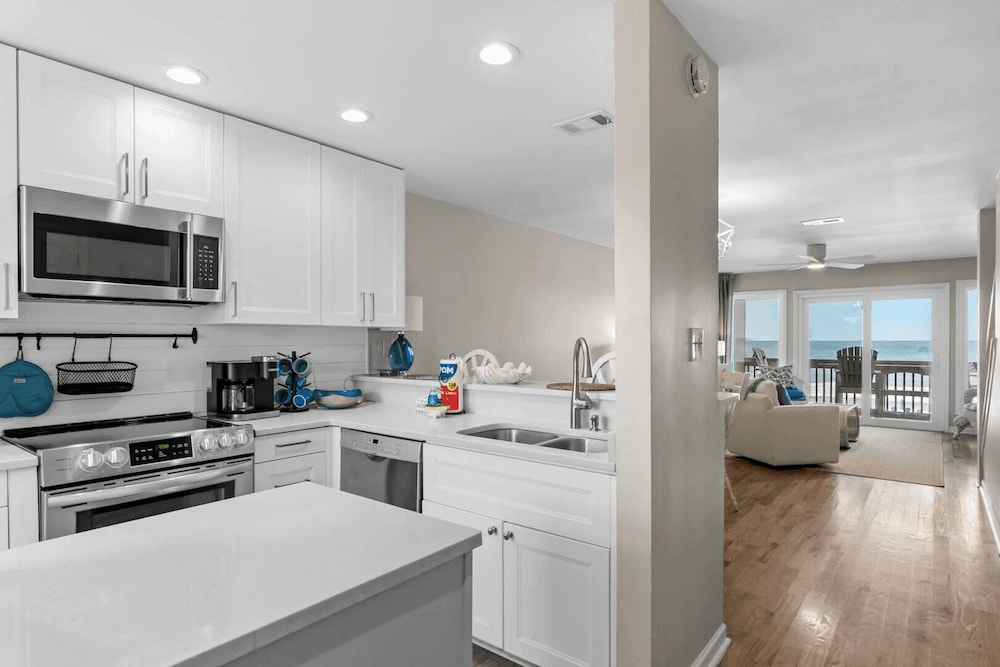 Blue Marlin by Avantstay Beachfront w/ Views, Pool Access, Beach Chairs
