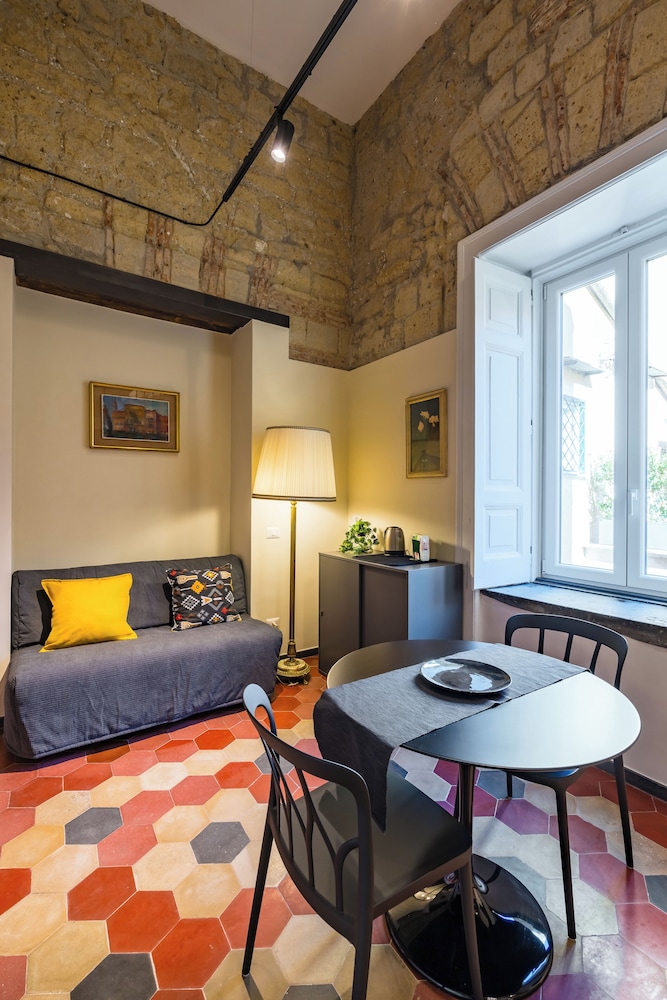 La Pinacoteca Aparthotel by NapoliApartments