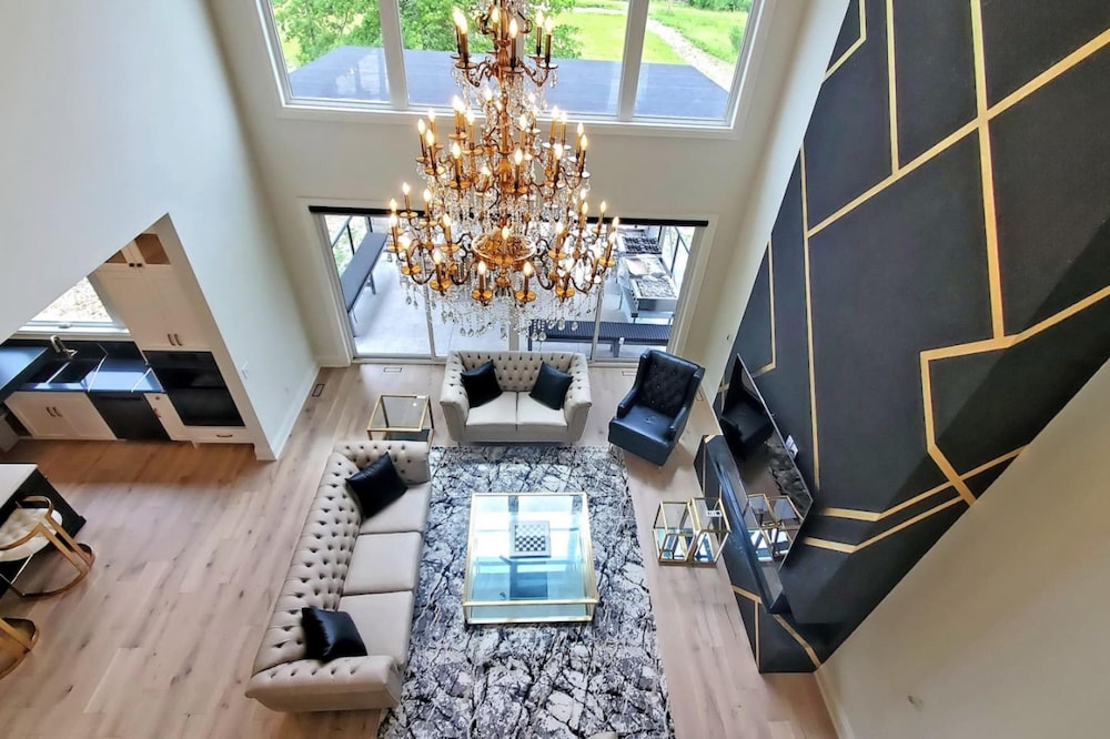 Lucky Mansion Luxury Villa in Fort Erie