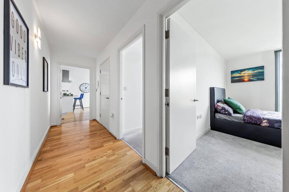 Penthouse 2-bed Apartment in The Heart Of E15