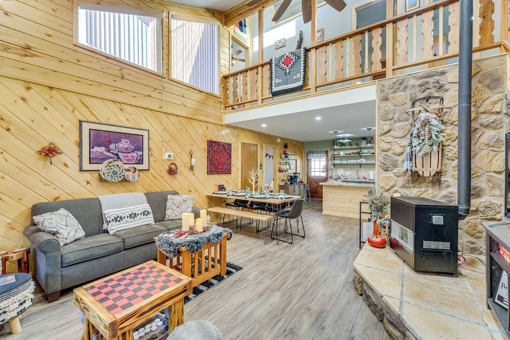 < 1 Mi to Skiing: Family-friendly Red River Haven