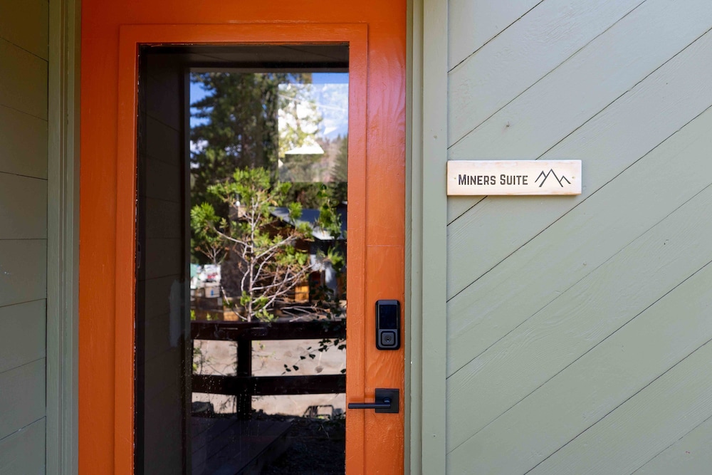 Miners Suite in Shaver Lake