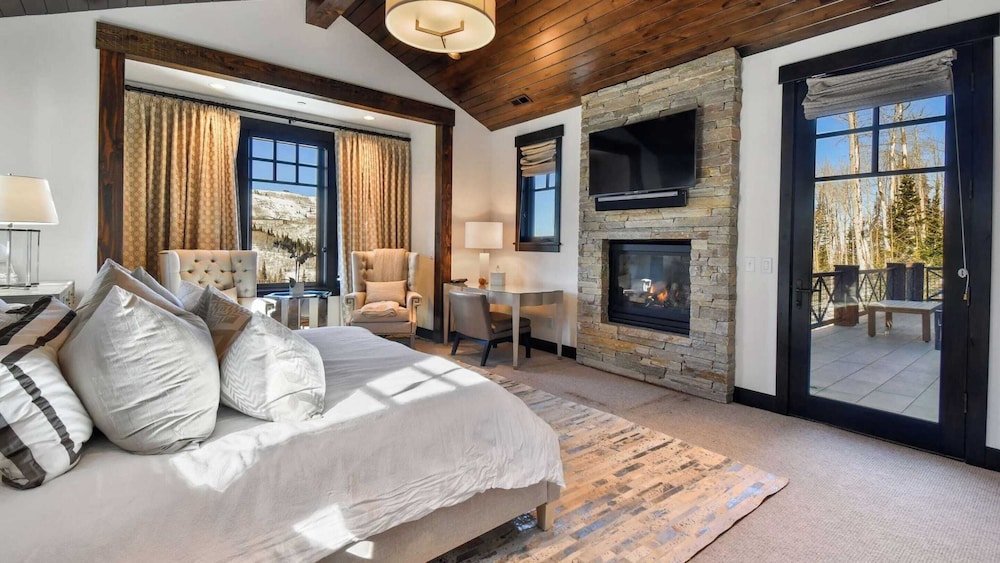 Ski-in Ski-out Deer Valley Hot Tub, Fire Pit, Views Silver Sun by Avantstay