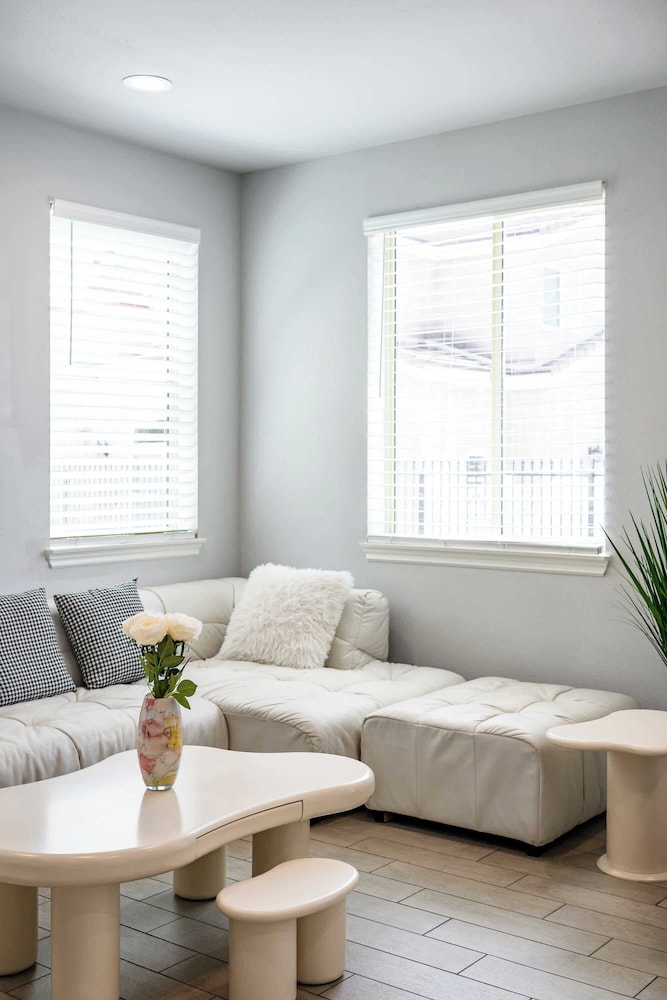 Modern Spacious Home Bright, Family Group Friendly